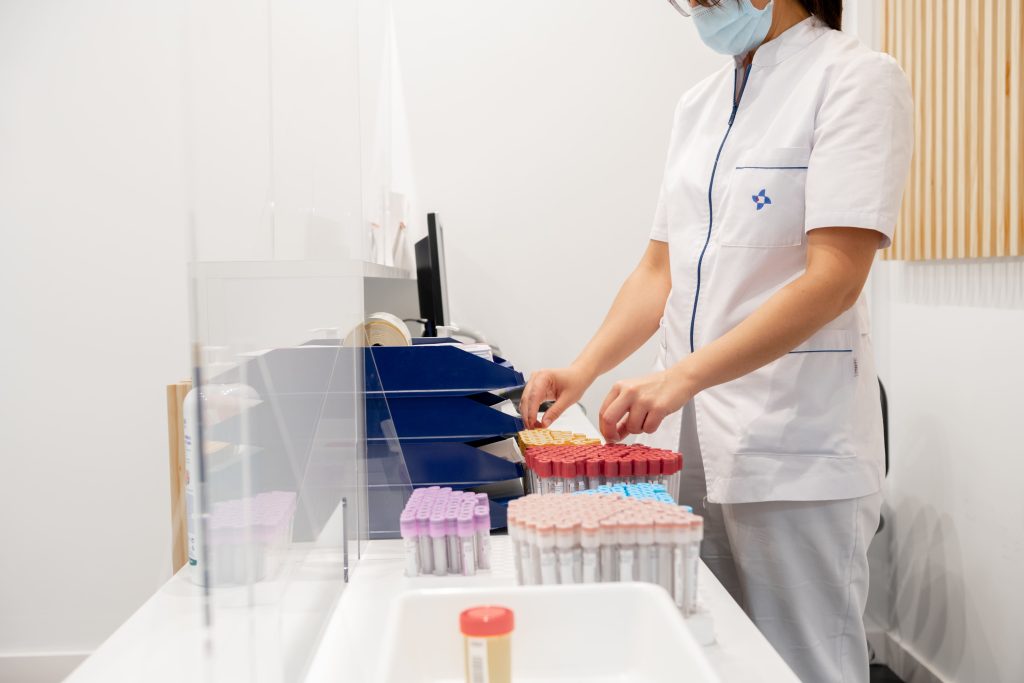 Imagen de una trabajadora de Centro de Diagnóstico Granada en la sala de extracción.