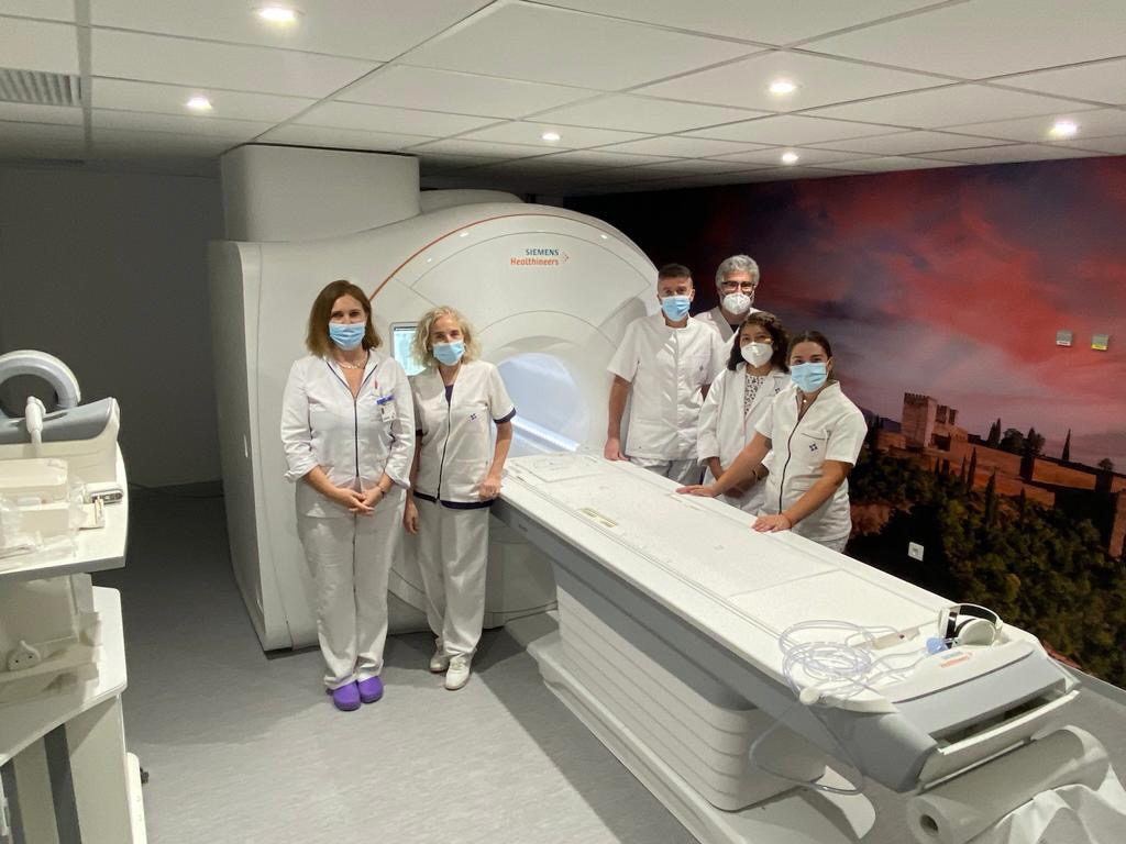 Profesionales de Centro de Diagnóstico Granada ante la nueva máquina de resonancia magnética.