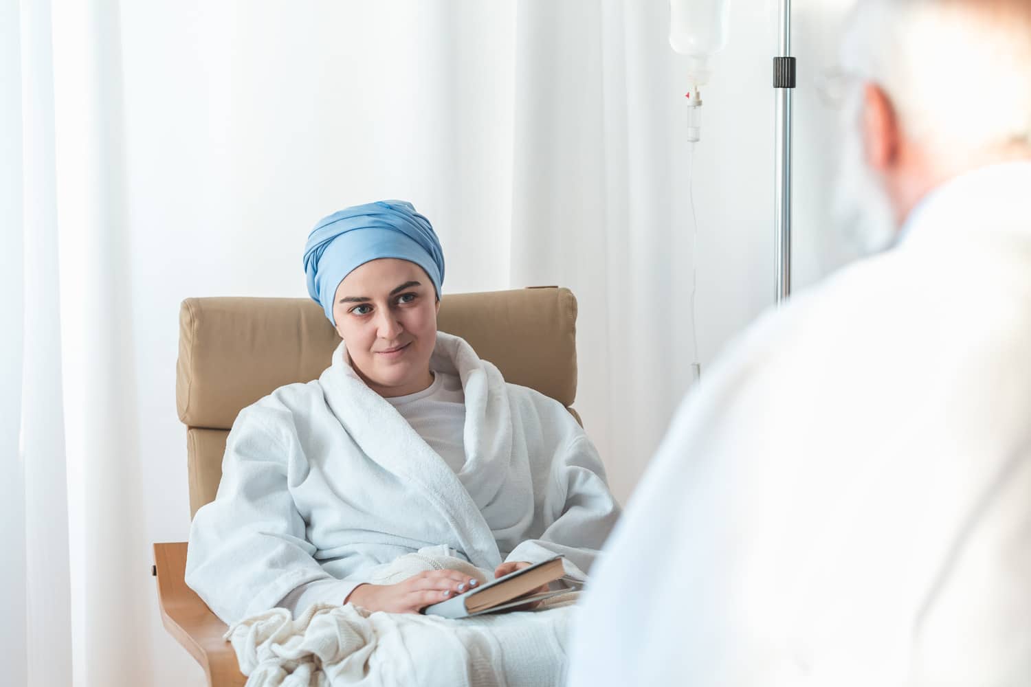 Mujer en tratamiento de quimioterapia.