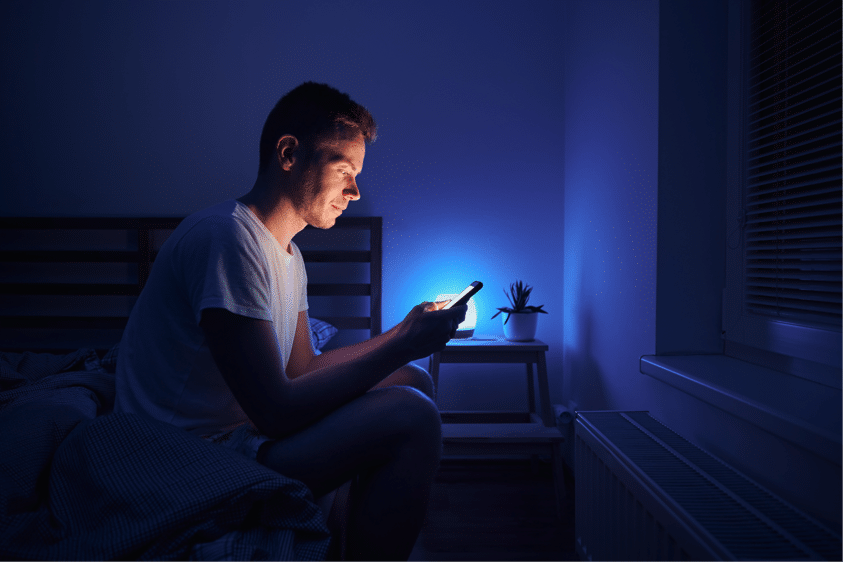 Las pantallas por la noche pueden alterar el ritmo circadiano.