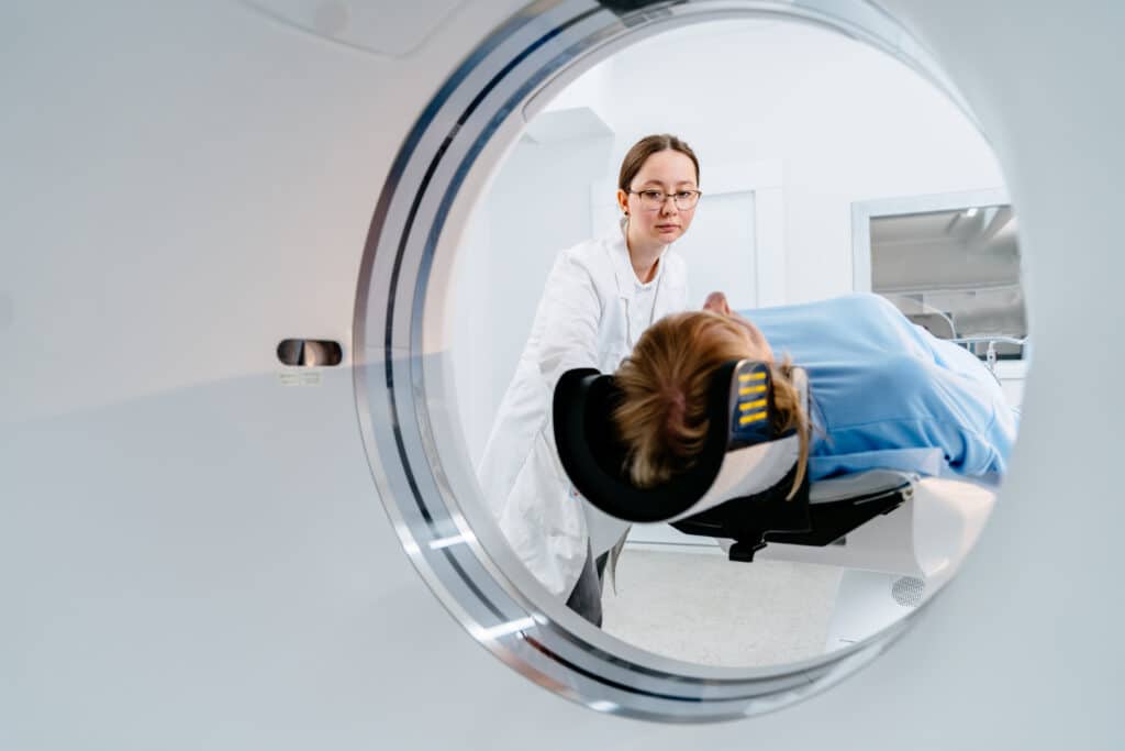 Doctor preparando a un paciente para una resonancia magnética.