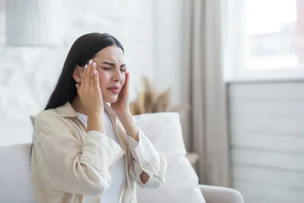 Mujer con dolor de cabeza que necesita ayuda para diagnosticar la migraña.