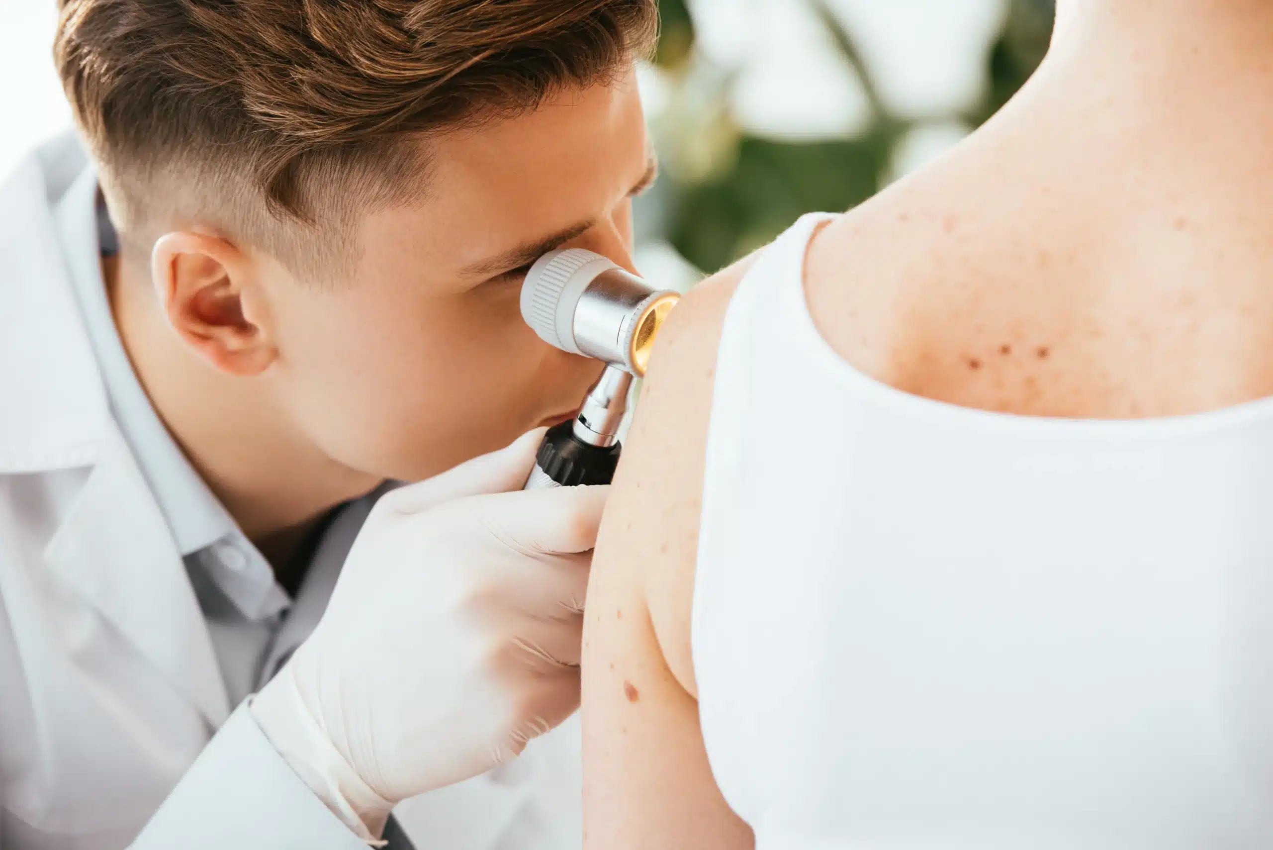 dermatólogo mirando manchas por diabetes