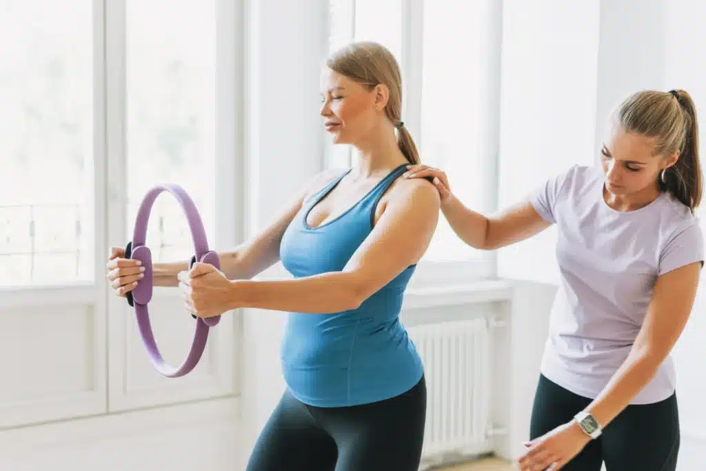 Mujer embarazada haciendo ejercicio.