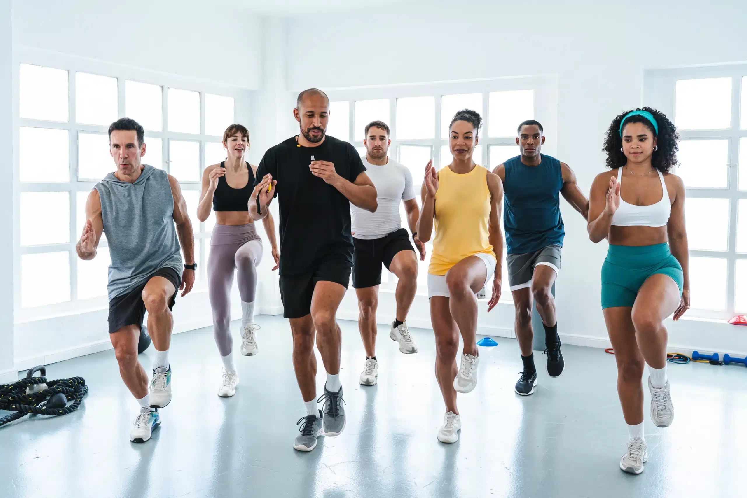 Personas practicando ejercicio cardiovascular.