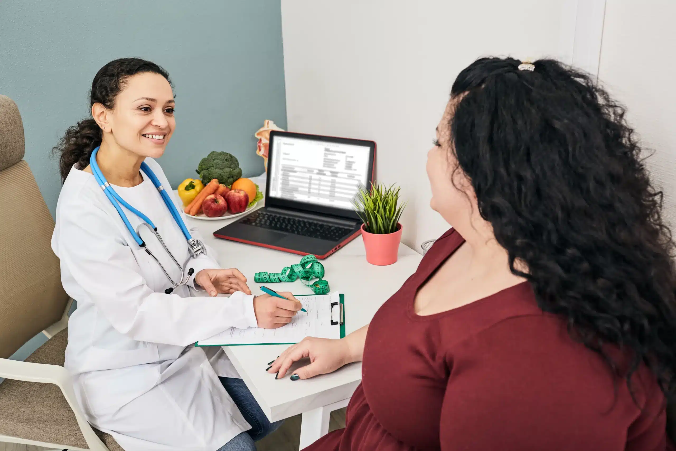 Nutricionista le explica a paciente cómo prevenir la diabetes.